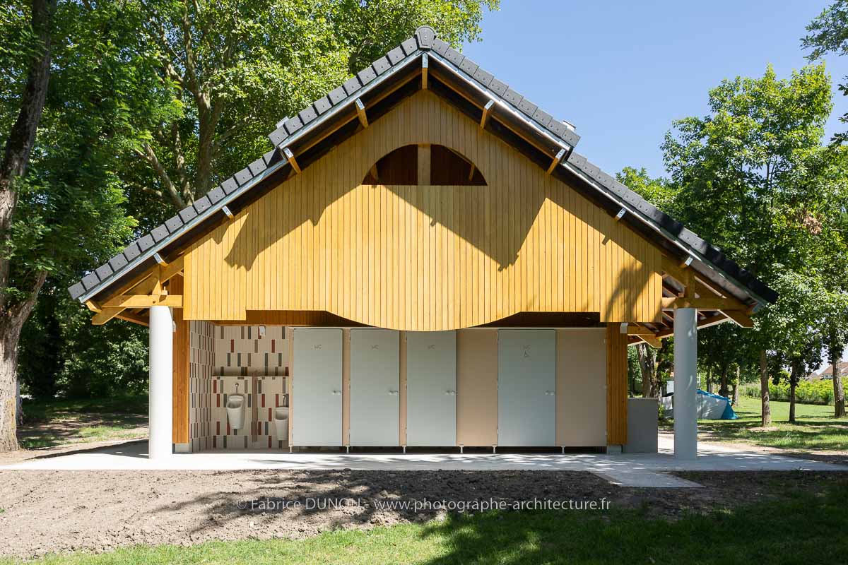 Bloc sanitaire du camping L'Isle aux Moulins à Jargeau (45) conçu et réalisé par l'agence d'architecture EA+LLA. Photos : Fabrice Dunou, photographe d’architecture intérieure et extérieure.